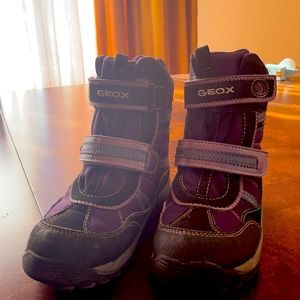 Geox winter girls boot. Waterproof. Purple in color. Size 28.